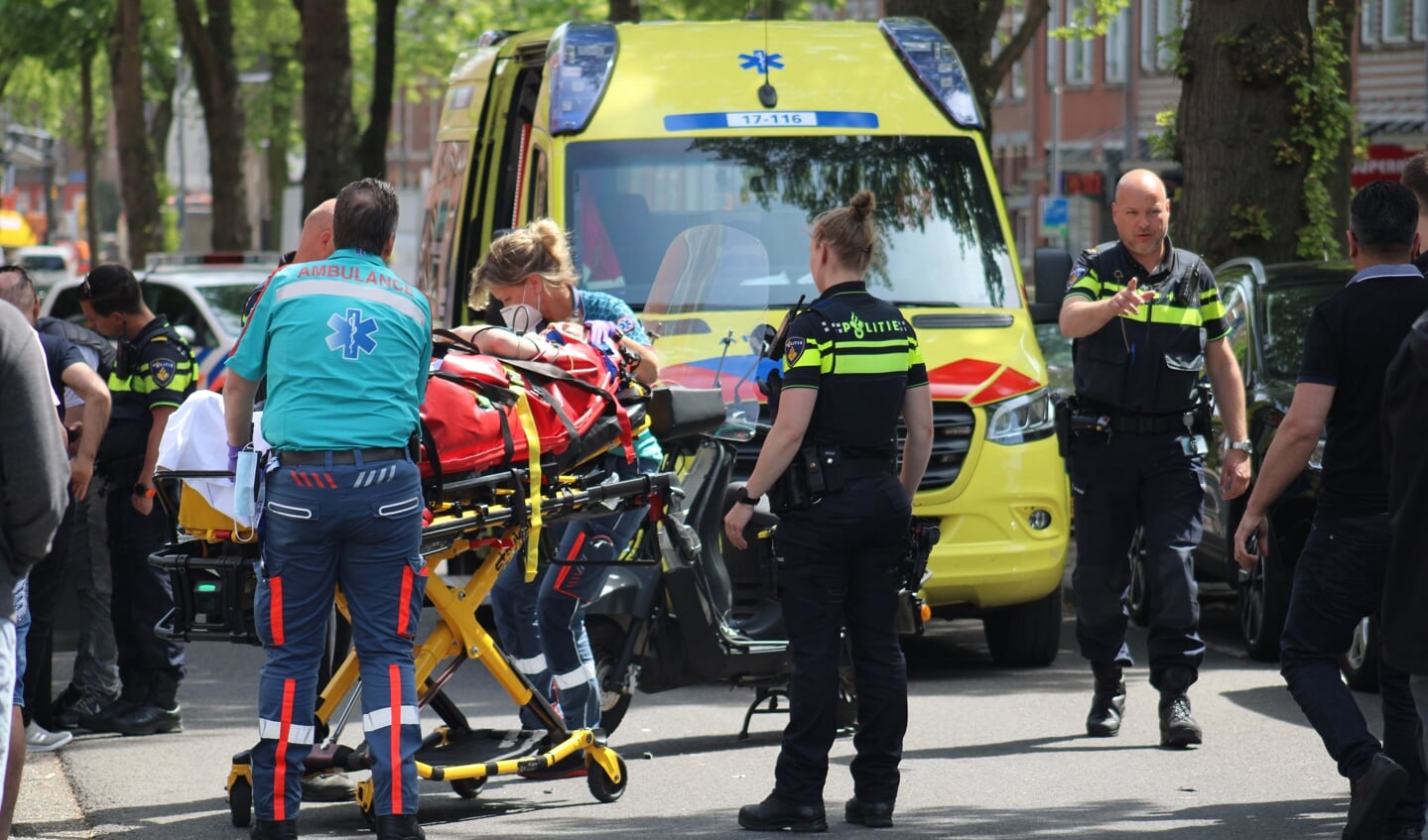 Een scooterrijder is gewond geraakt bij een botsing met een openslaand portier van een geparkeerde auto. Foto: AS Media