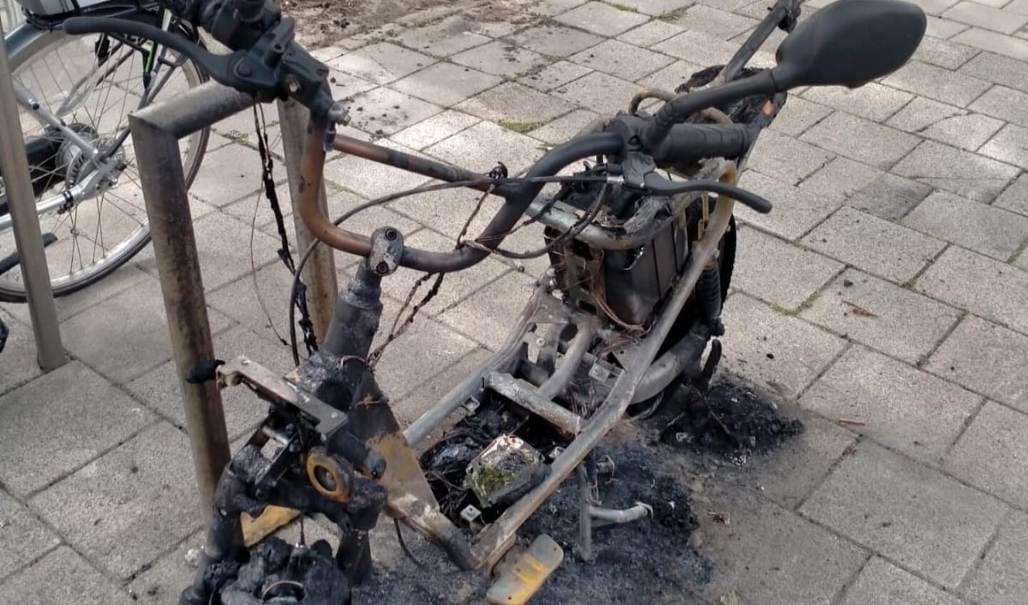 De scooter van de Sambalman is afgebrand. Foto via facebookpagina De Sambalman uit Rotterdam