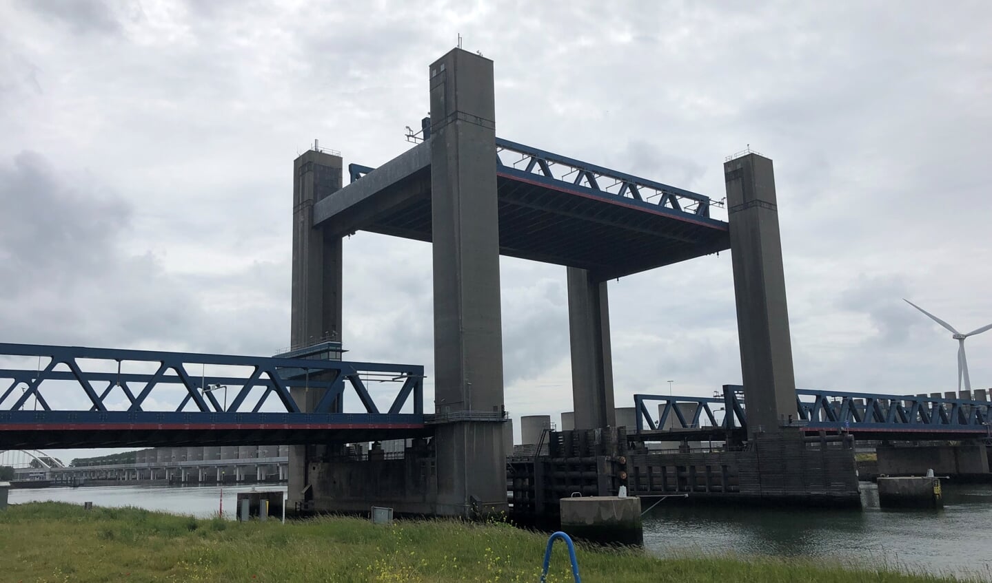 De Calandbrug bij Rozenburg. Het herstel van de defecte hefbrug over het Calandkanaal duurt waarschijnlijk een paar maanden. De brug staat nu constant open voor het scheepvaartverkeer. Foto's: Peter Zoetmulder   