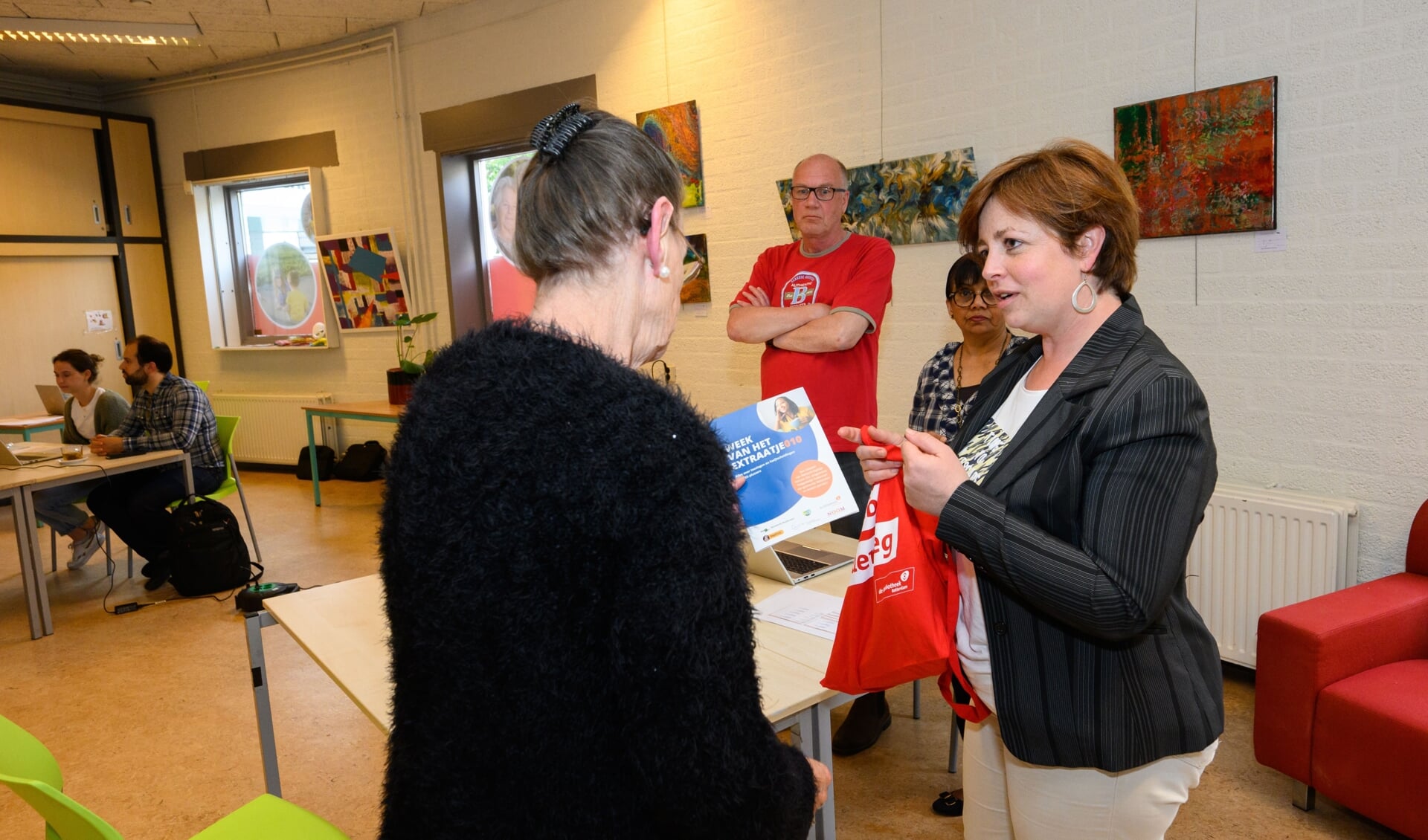 Wethouder Eskes in Huis van de Wijk De Oriënt. Foto: Gemeente Rotterdam