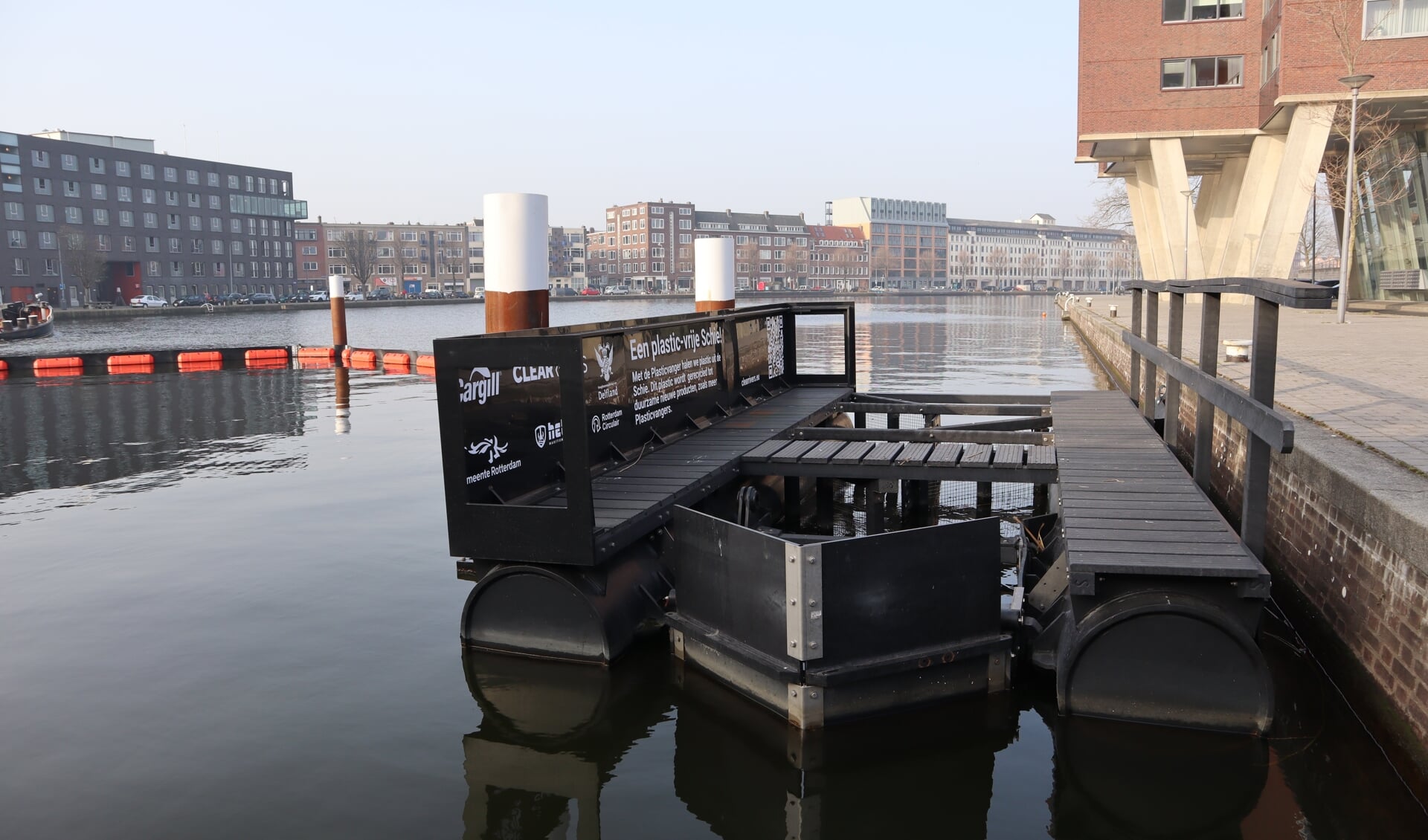 Begeleid door Watermanagement studenten van de Hogeschool Rotterdam maken de leerlingen een ontwerp en prototype van een Plasticvanger. Op de foto een Litter Trap in de Coolhaven. Foto: CLEARRIVERS  