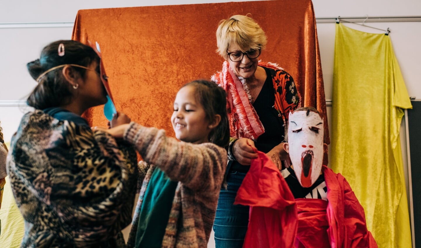 Op vijf Rotterdamse basisscholen staan sinds het begin van dit schooljaar kunstvakdocenten voor de klas. Foto's: Gaby Jongelen