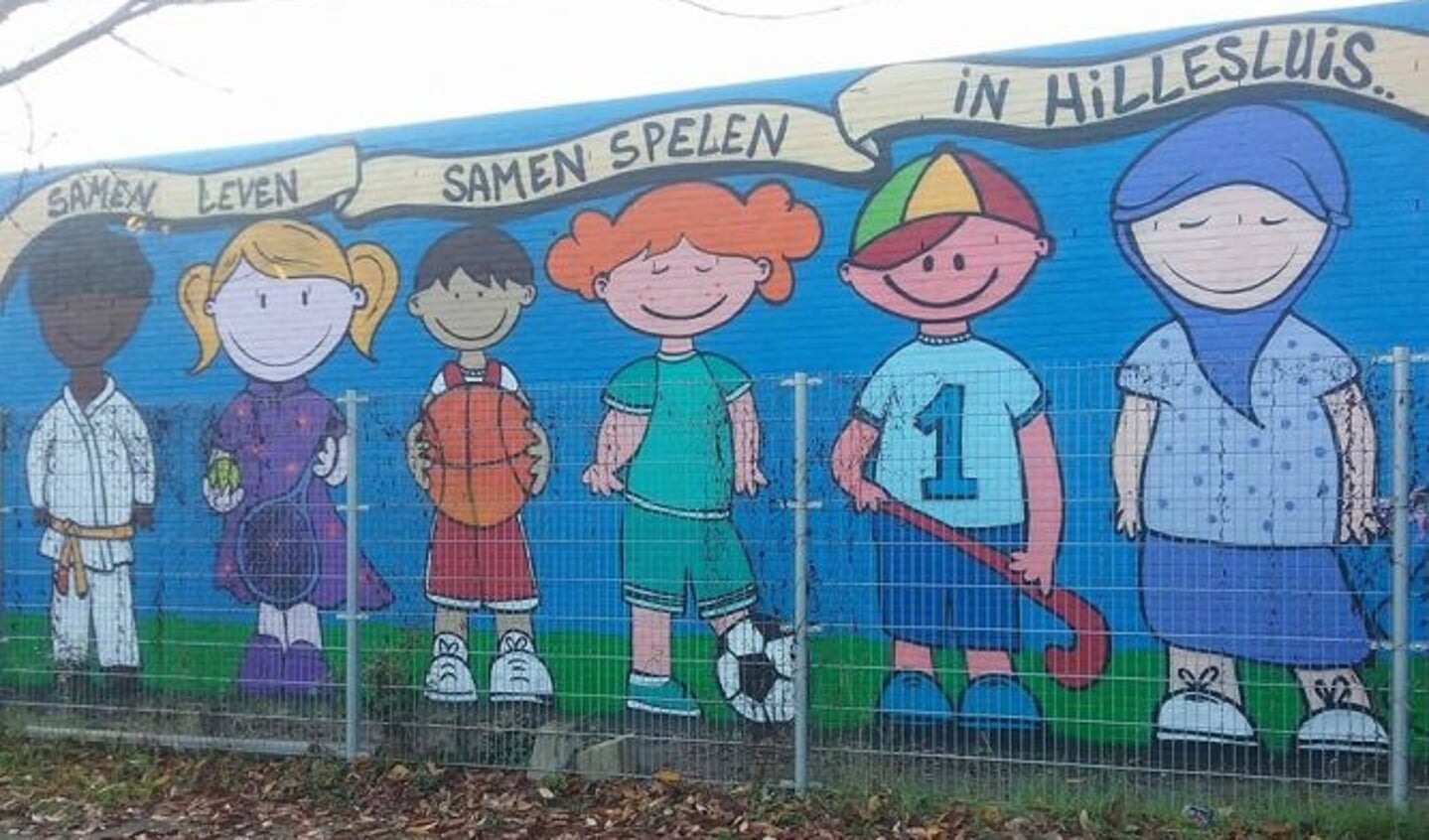 De opening van de volledig nieuw ingerichte speeltuin Hillesluis wordt verricht door de Kinderburgemeester van Rotterdam, Louey Zerourou. Foto: wijkgids.info