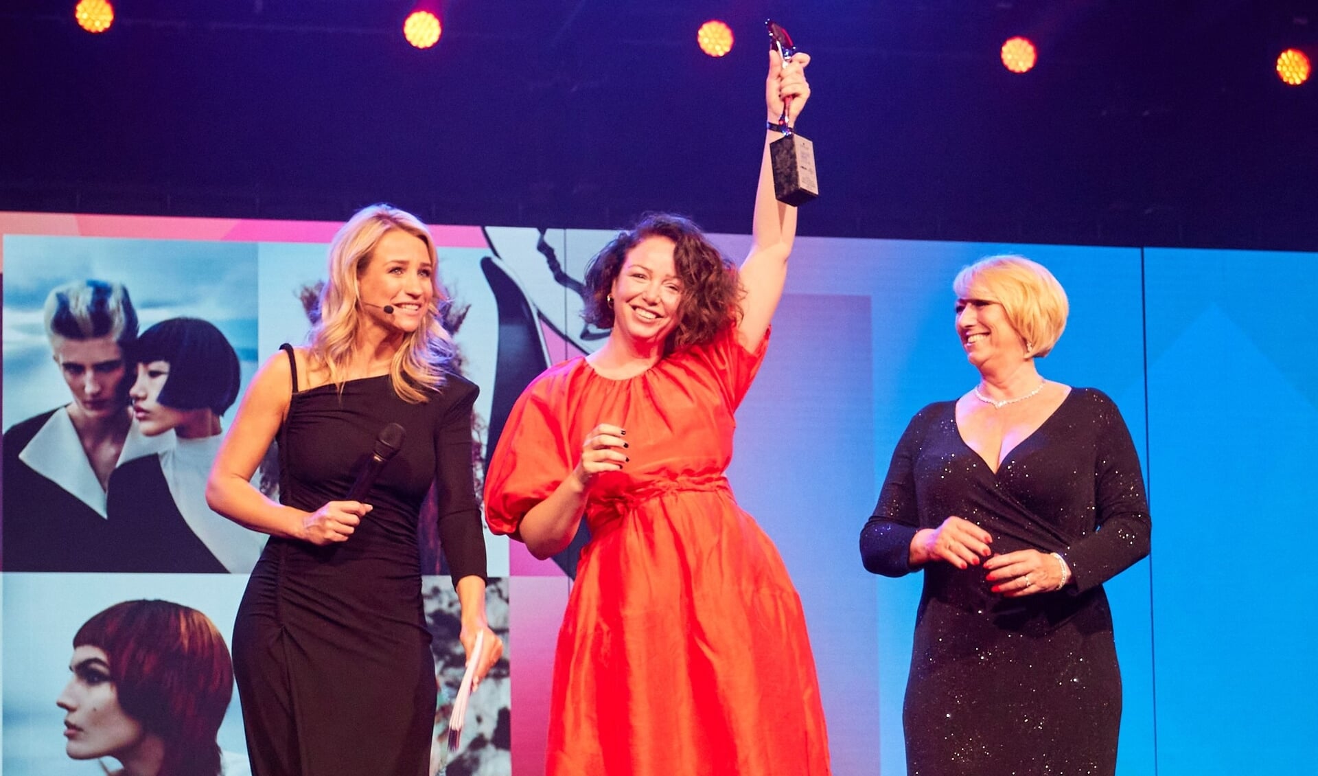 Bianca van Zwieten van Sjenkels Rotterdam wint Coiffure Award in de categorie ‘dames in regio Utrecht, Zuid Holland, Gelderland’. Fotografie: Chris Phillipo | Visagie: Andrew van der Voort | Styling: Marja Bennenbroek
