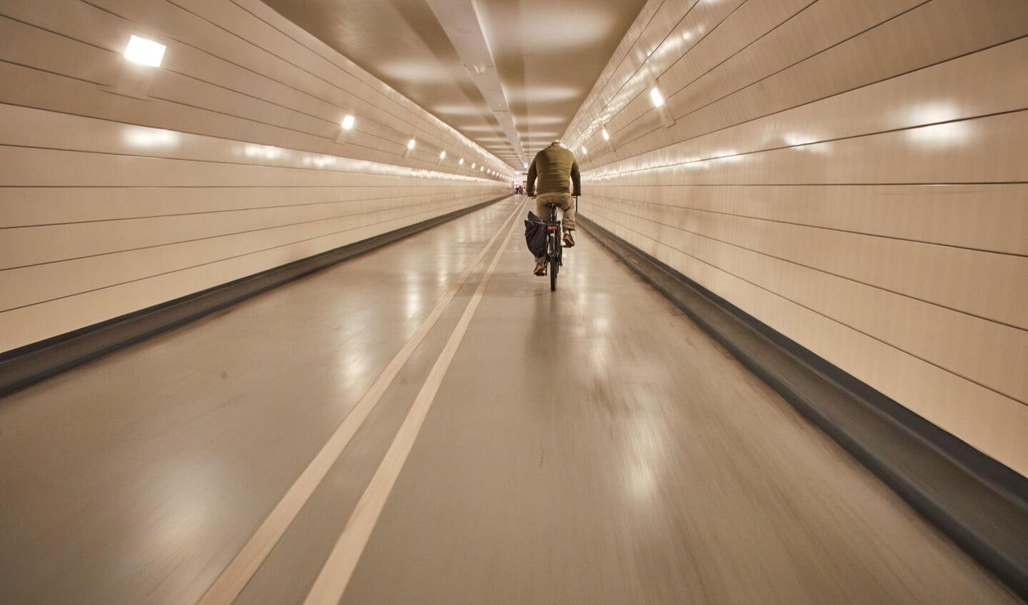 Maastunnel: werkzaamheden in de fietstunnel. In de tweede fase wordt de volledige fietstunnel aangepakt en is deze twee weken lang niet beschikbaar. Foto: Jan de Groen