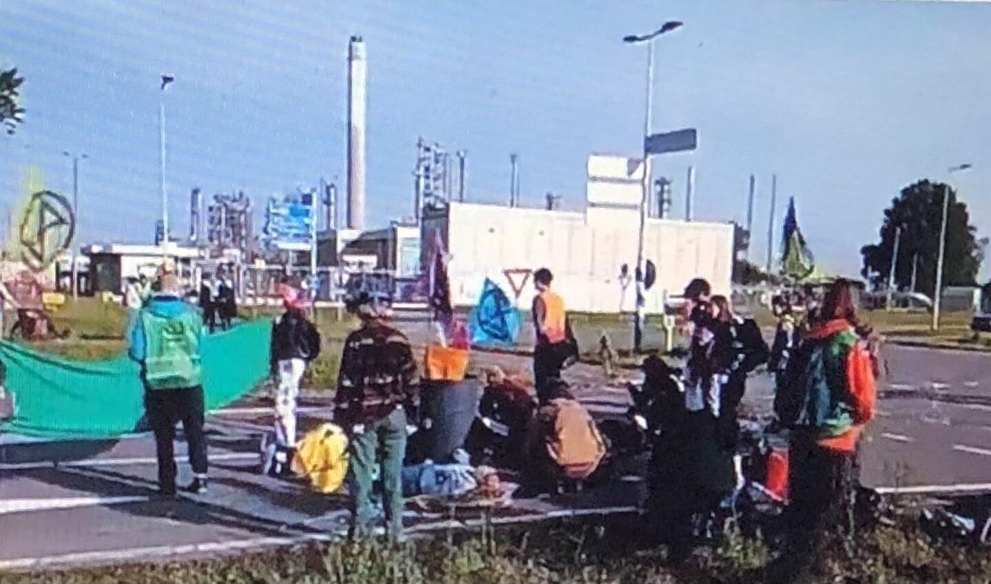 Leden van Extinction Rebellion blokkeerden sinds vanochtend vroeg de toegangswegen tot BP Raffinaderij Rotterdam op de D’Arcyweg 76 in Europoort. Foto: Facebook Extinction Rebellion