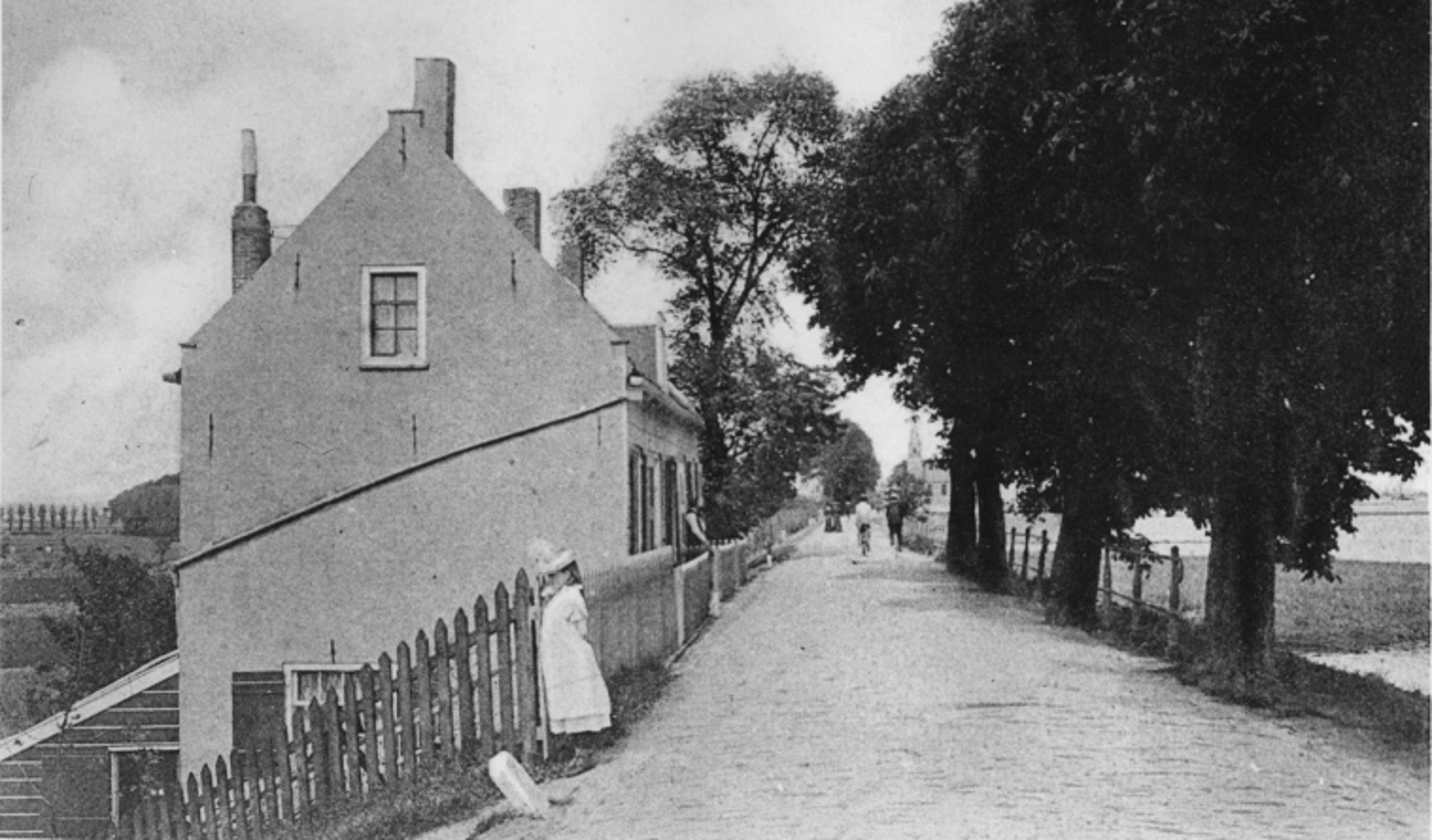Nesserdijk vanuit westen 1898-1902. Op dit moment zijn er nog enkele boerderijen, een woonhuis en een voormalige school langs de Nesserdijk te vinden. Foto: RtSA  