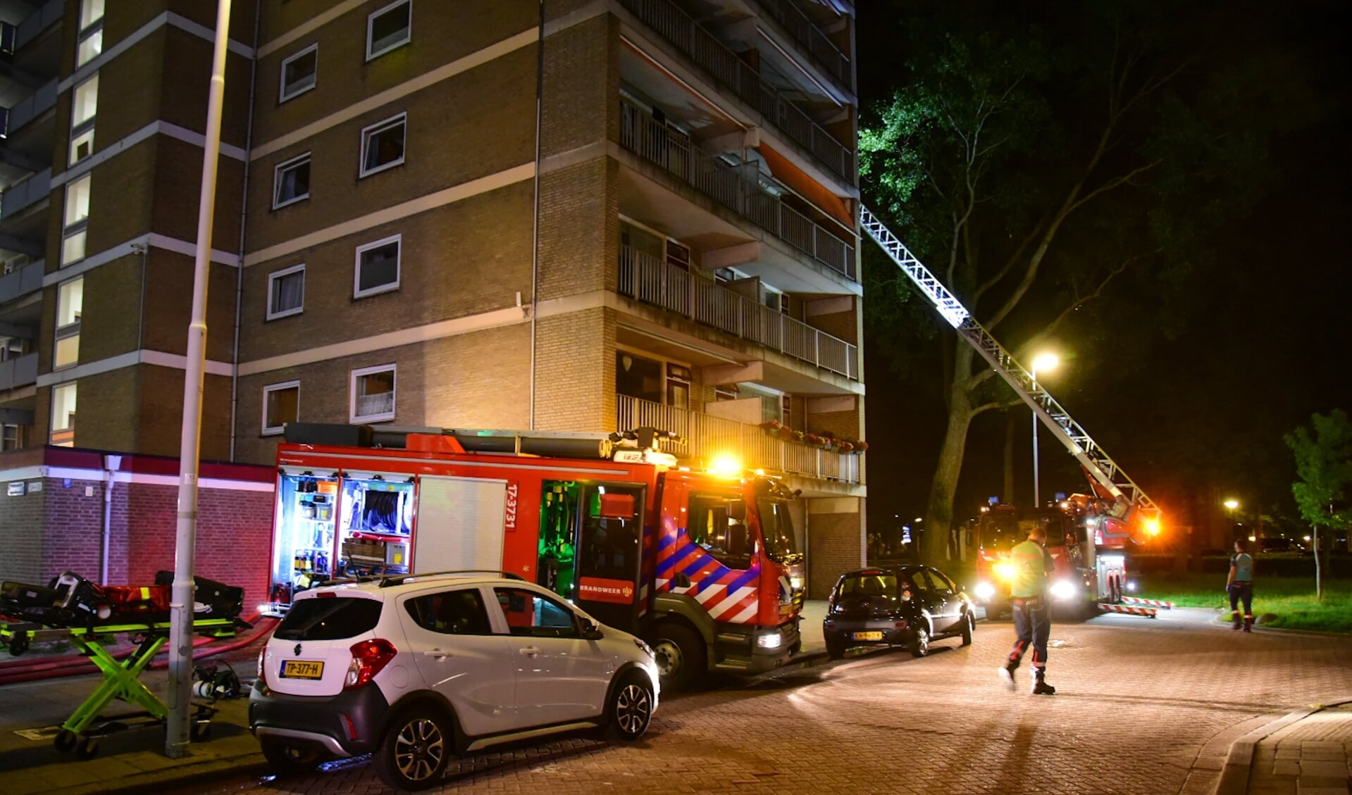 Een korte maar hevige brand in een flat aan de Veenoord in IJsselmonde zorgde voor veel beroering afgelopen zondagnacht. Foto: AS Media