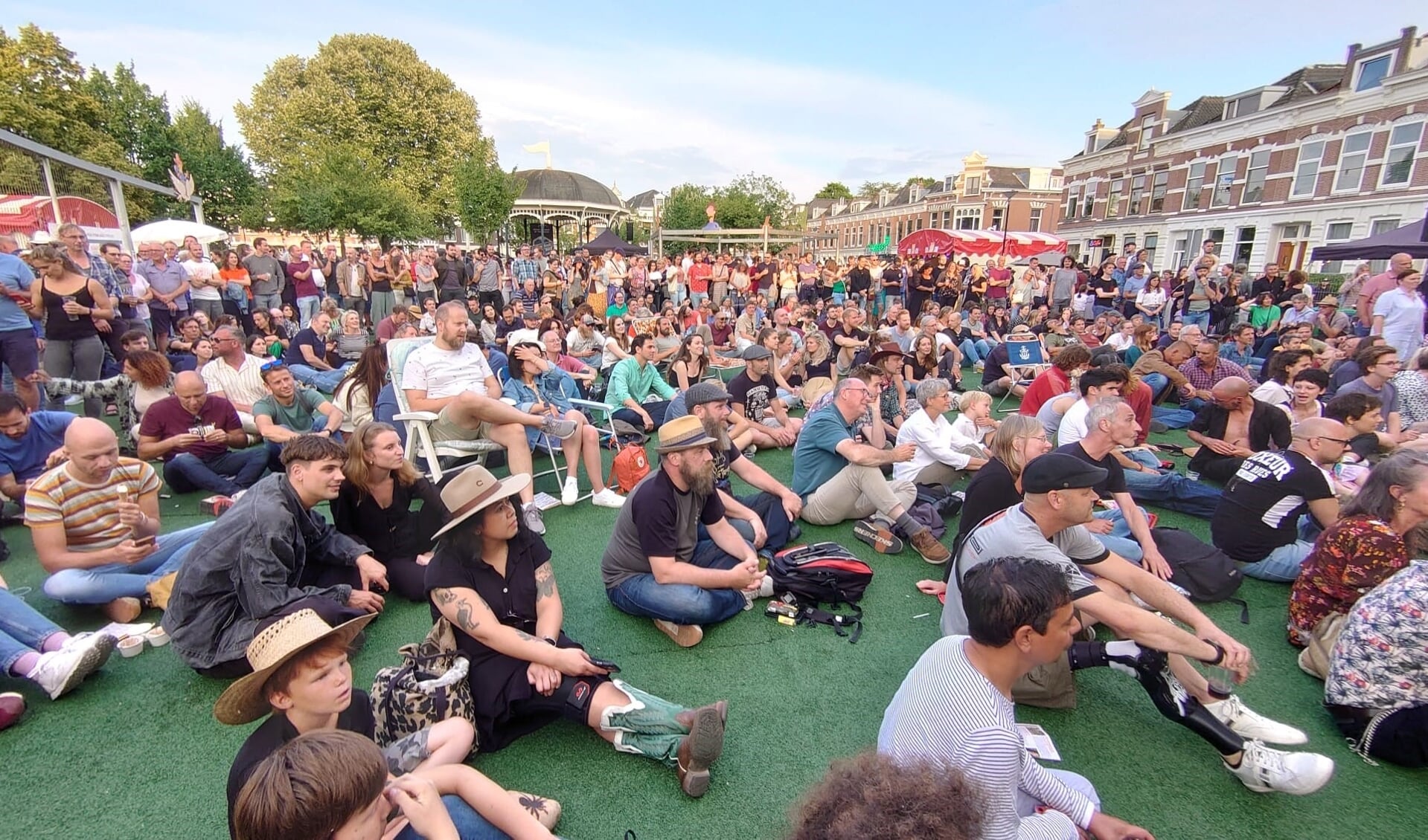 Ruim 18.000 bezoekers op het Rotterdam Bluegrass Festival op en rondom het Pijnackerplein in Rotterdam-Noord. Foto's: pr