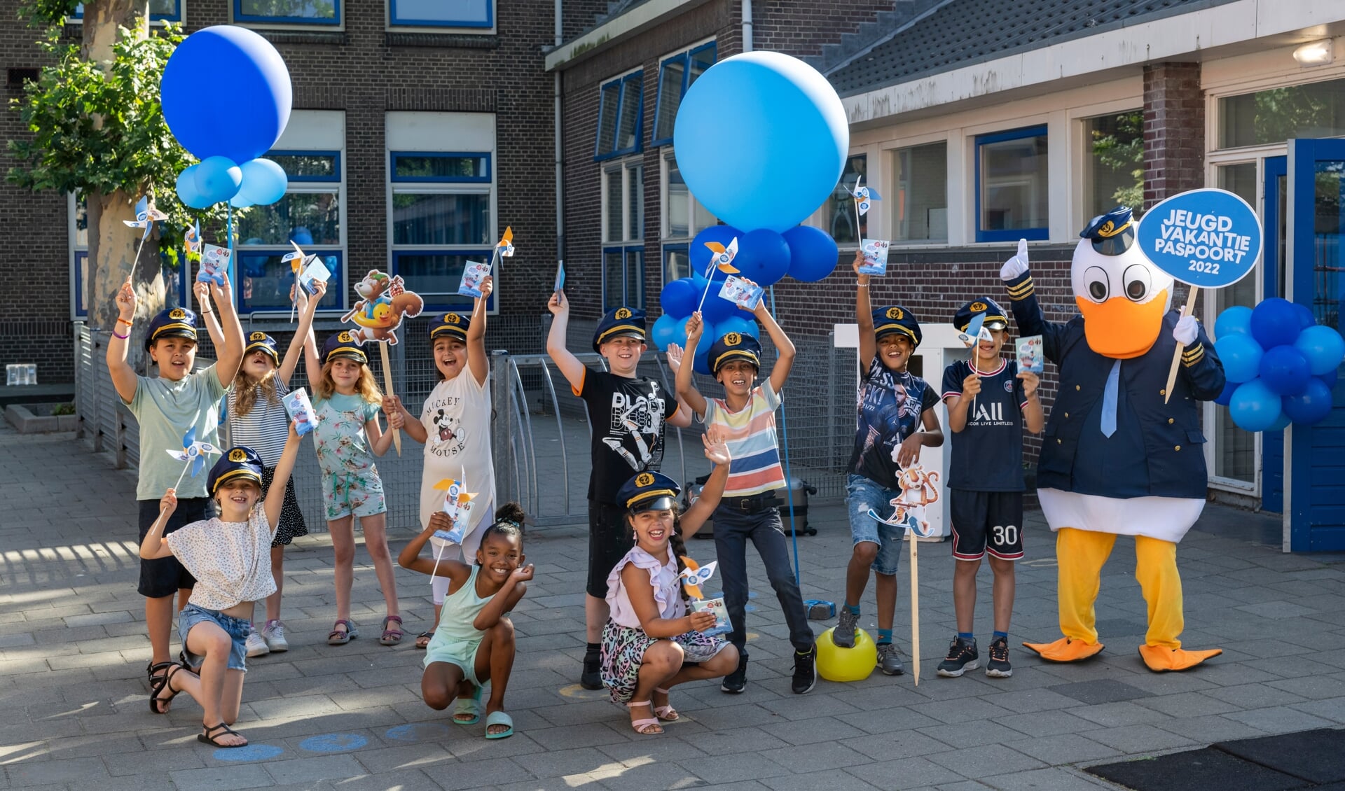 Leerlingen van de Wilhelminaschool in Rotterdam Charlois én Kapitein Quaak. Foto: David Rozing