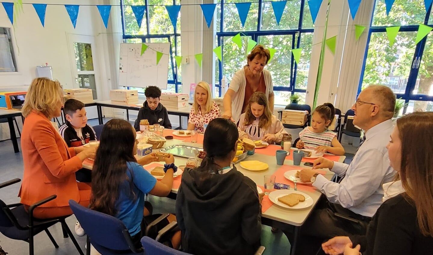 Na het gesprek met het team ging de burgemeester in gesprek met kinderen uit de groepen 3 tot en met 8 tijdens het ontbijt. Foto: pr
