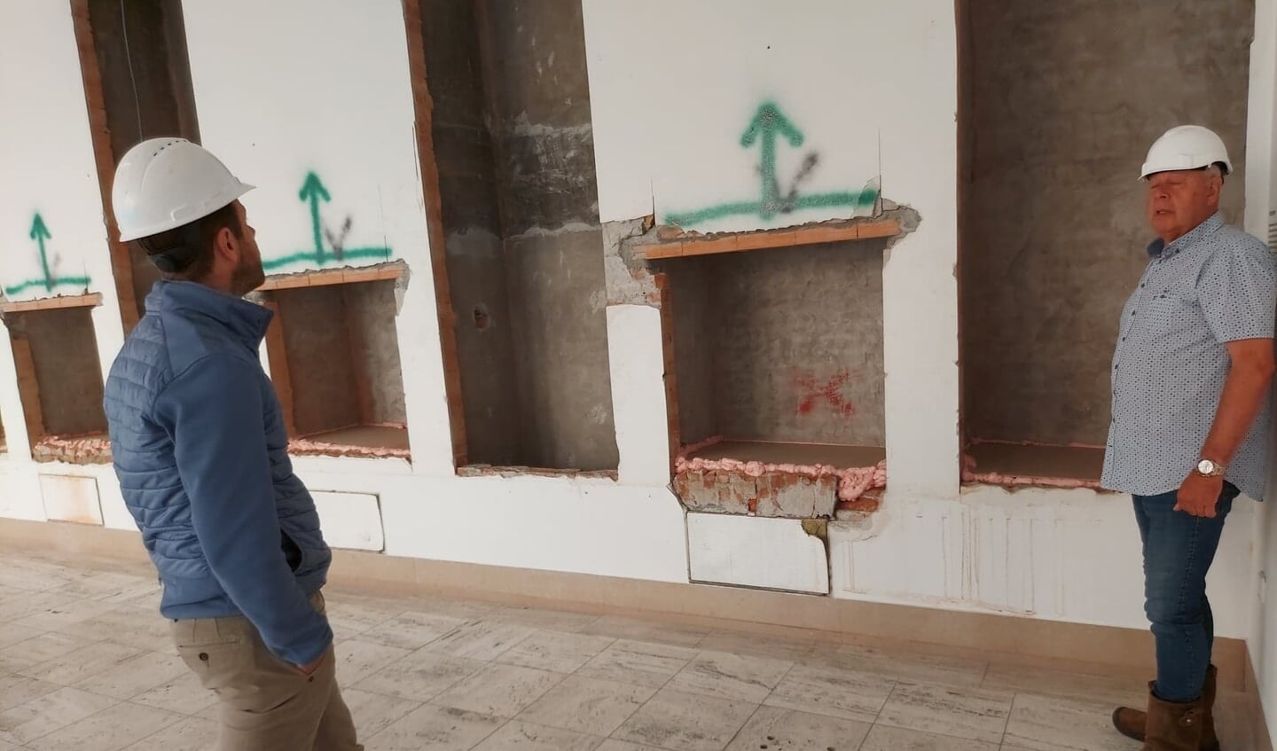 Sjors van Gorp (links) en Rudy de Braal leggen uit wat er allemaal is gedaan. De Braal is de projectleider namens gemeente Rotterdam, Van Gorp directeur van Van Liempd Sloopbedrijven, gespecialiseerd in dit soort klussen. Foto's: Emile van de Velde