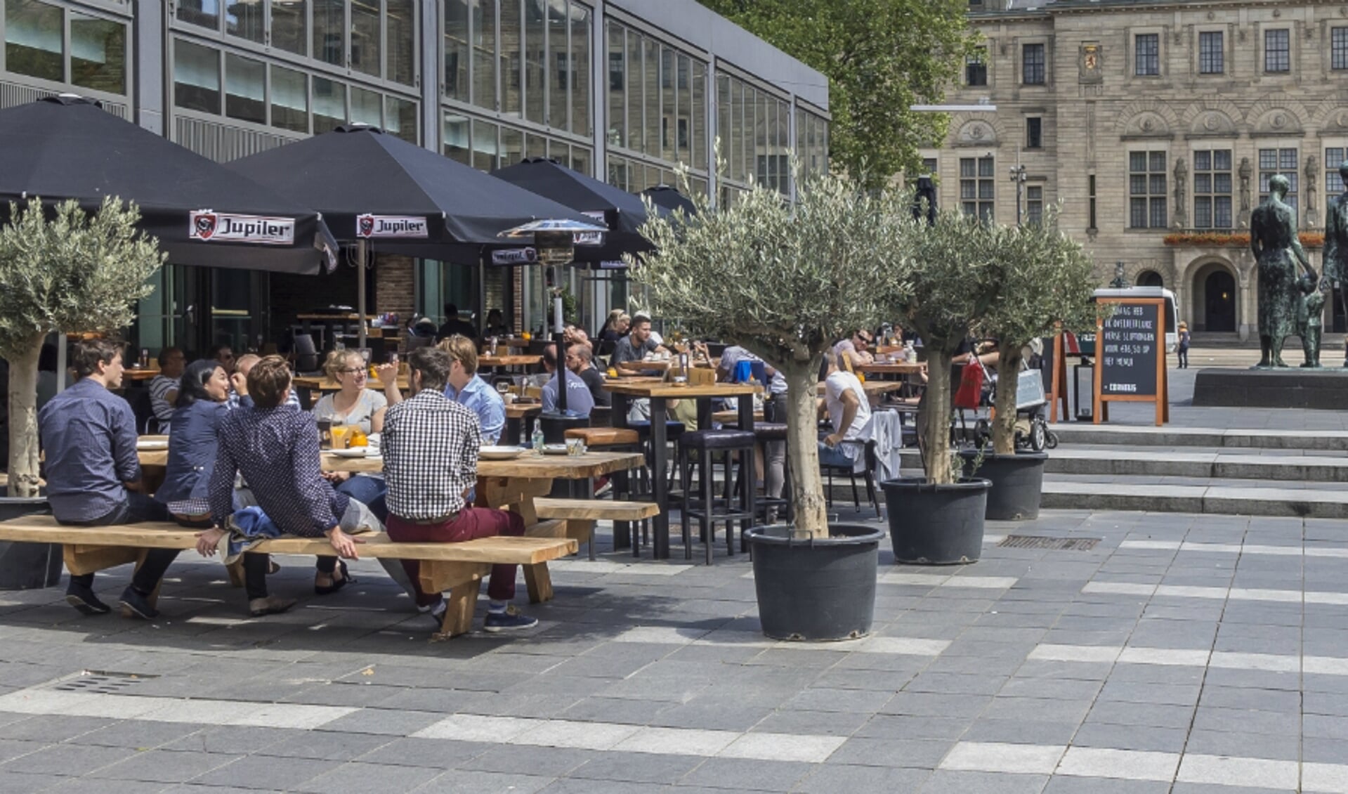 Terrassen op het Stadhuisplein. De vraag naar flexibele bijverdieners in Rotterdam is nog altijd erg hoog. Foto: Gemeente Rotterdam