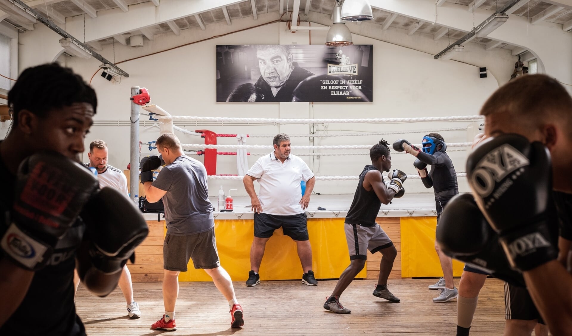Ronald Hiwat geeft jongeren een plek in zijn boksschool I Believe in Oud-IJsselmonde. Foto: Caro Linares