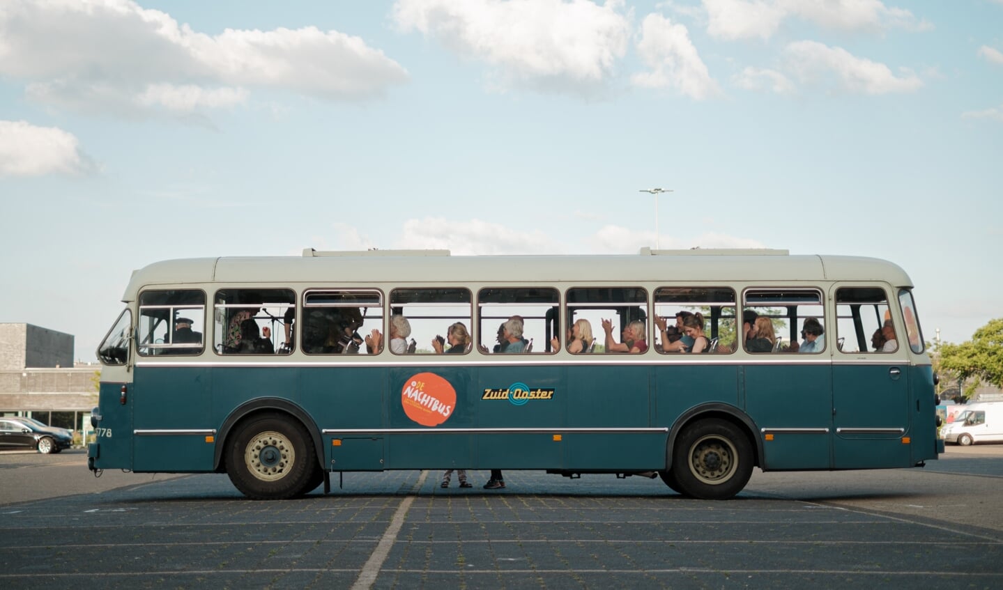 De Nachtbus rijdt op 8 en 9 juli in Rotterdam: muziek en literatuur in een 'ouwe' DAF-stadsbus. Foto: Joep Photo 