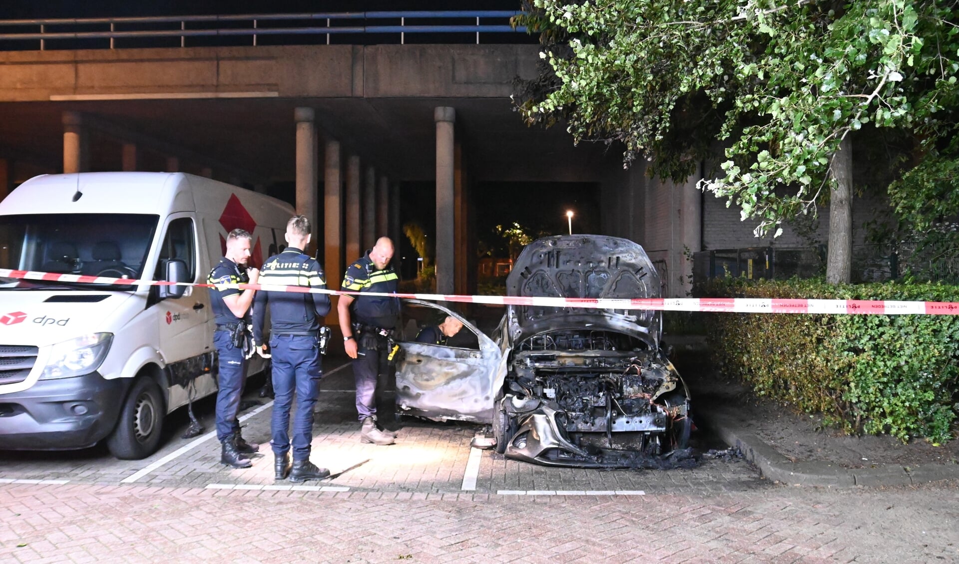 De uitgebrande auto is vermoedelijk gestolen. De politie trof bij de auto kentekenplaten aan die bij een andere auto horen. Foto: AS Media