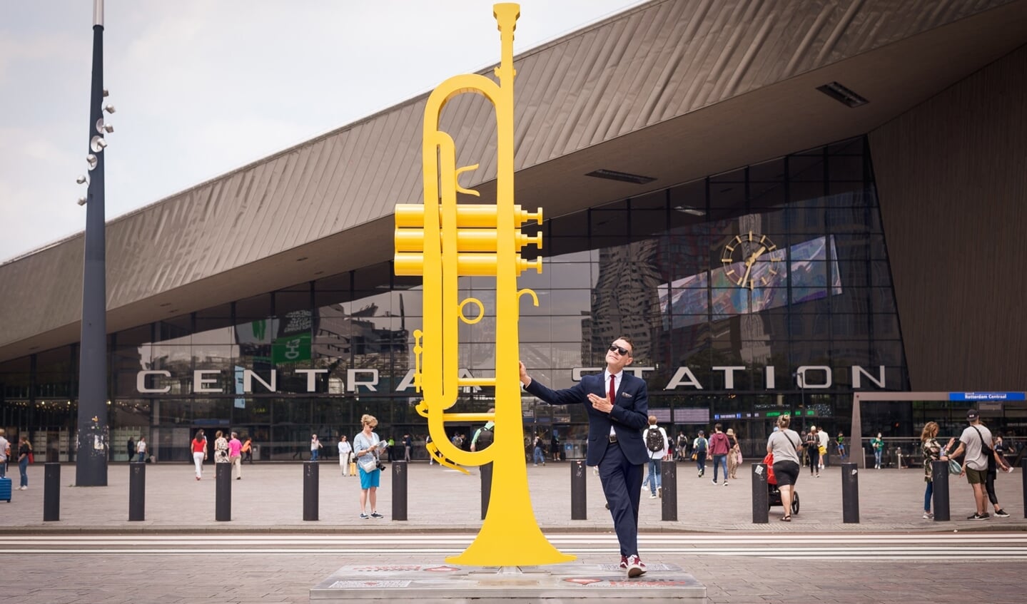 Benjamin Herman bij Rotterdam Centraal: 'De hele stad doet mee. Overal hoor je jazz, geweldig vind ik dat.' Foto: Caro Linares