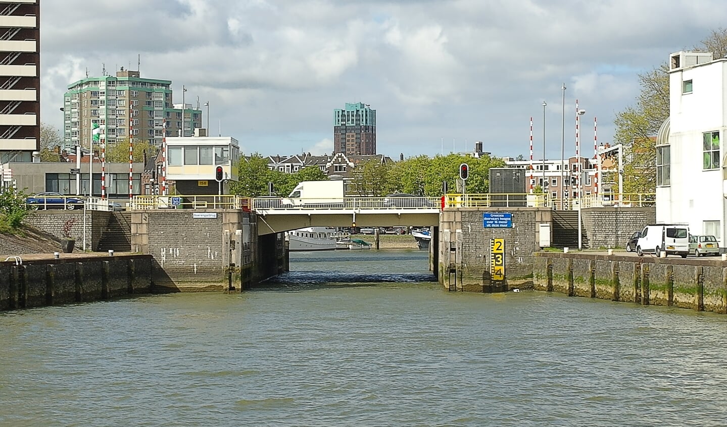 Een aantal schepen zal de Boerengatbrug passeren: een basculebrug aan de Maasboulevard. Foto: Menno van Beelen