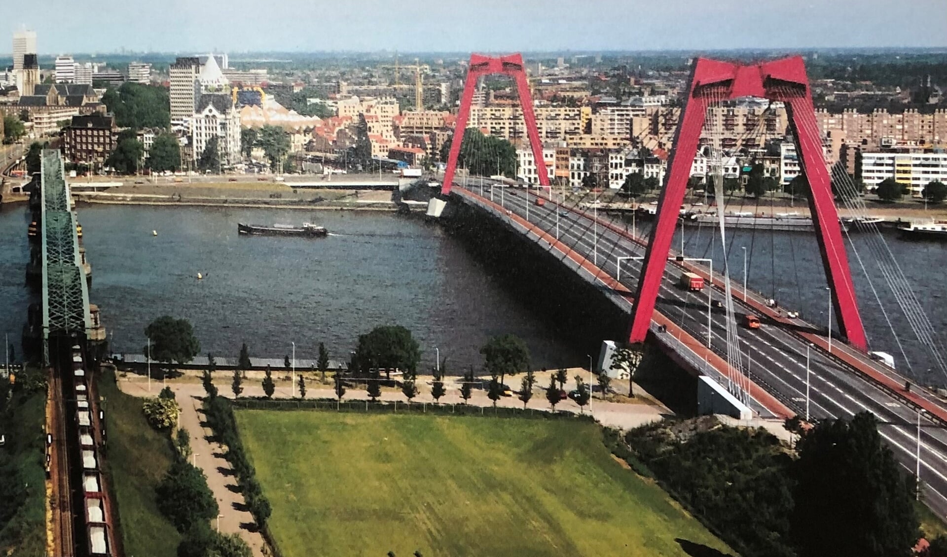 De in 1981 geopende nieuwe Willemsbrug met daarnaast de Willemsspoorbrug, die in 1994 voorgoed verdween. Foto: Bart Hofmeester