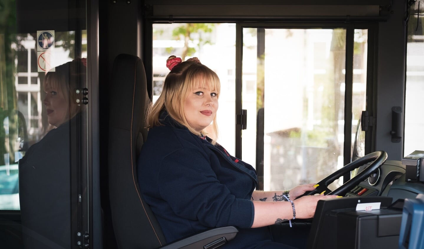 Kelly Reijntjes (27) wil buschauffeur bij de RET blijven tot ze met pensioen gaat. 'Vooral het manoeuvreren door de grote stad vind ik leuk.' Foto: Caro Linares