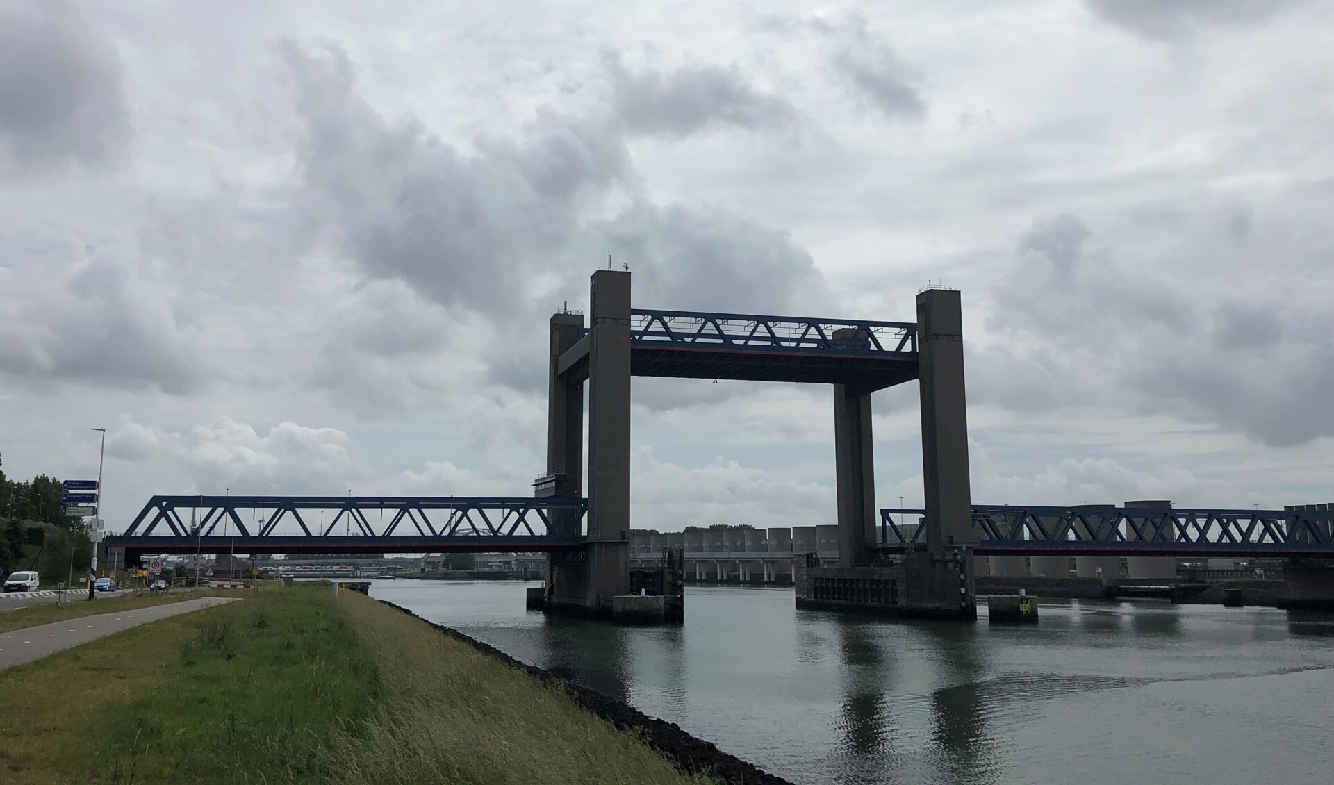 Al sinds 10 mei is de defecte Calandbrug niet toegankelijk voor automobilisten, fietsers en voetgangers. De hefbrug staat nu constant open voor het scheepvaartverkeer. Foto's: Peter Zoetmulder