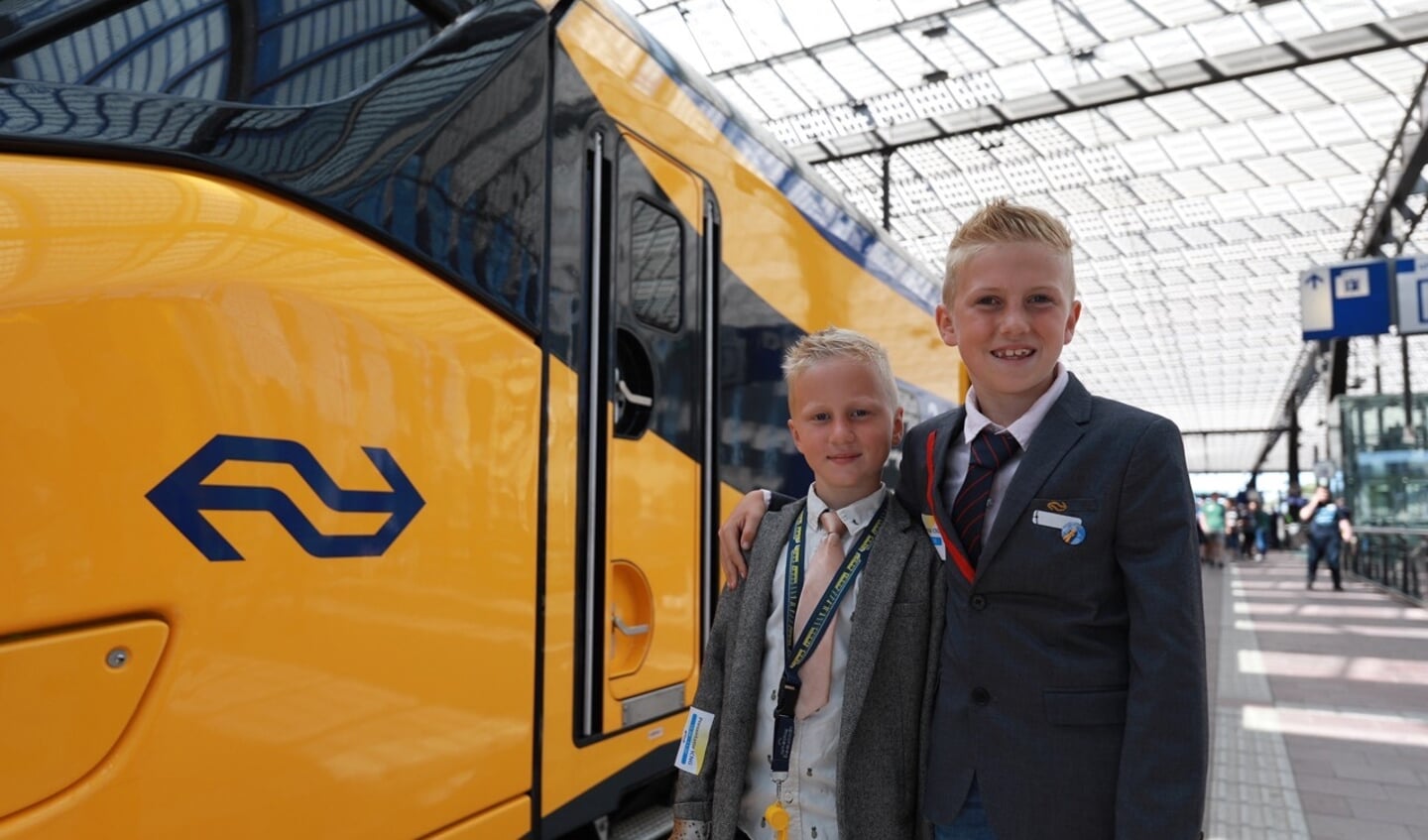 Jonge treinfans tijdens de publiekspresentatie langs het perron van Rotterdam Centraal van de nieuwste Intercity van NS: de Intercity Nieuwe Generatie (ICNG). Foto: pr