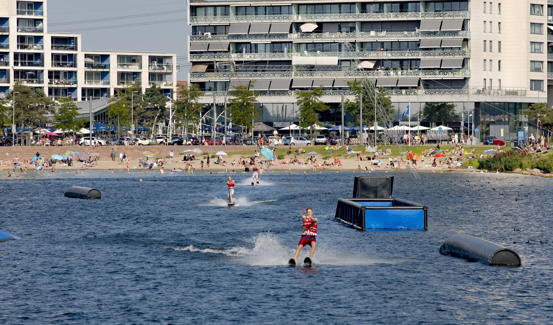 Onder andere het water en strand bij Rotterdam Nesselande bieden verkoeling bij deze snikhete dagen.