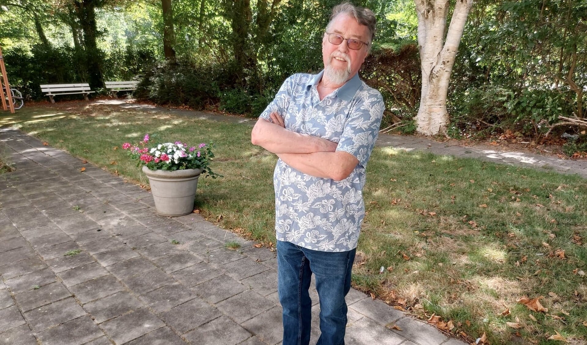Piet Broekharst in de tuin van Humanitas aan de Van Langendockstraat in Lombardijen. Volgend jaar wordt hij 80. 'Maar ik zie geen reden om te stoppen.' Foto: Emile van de Velde