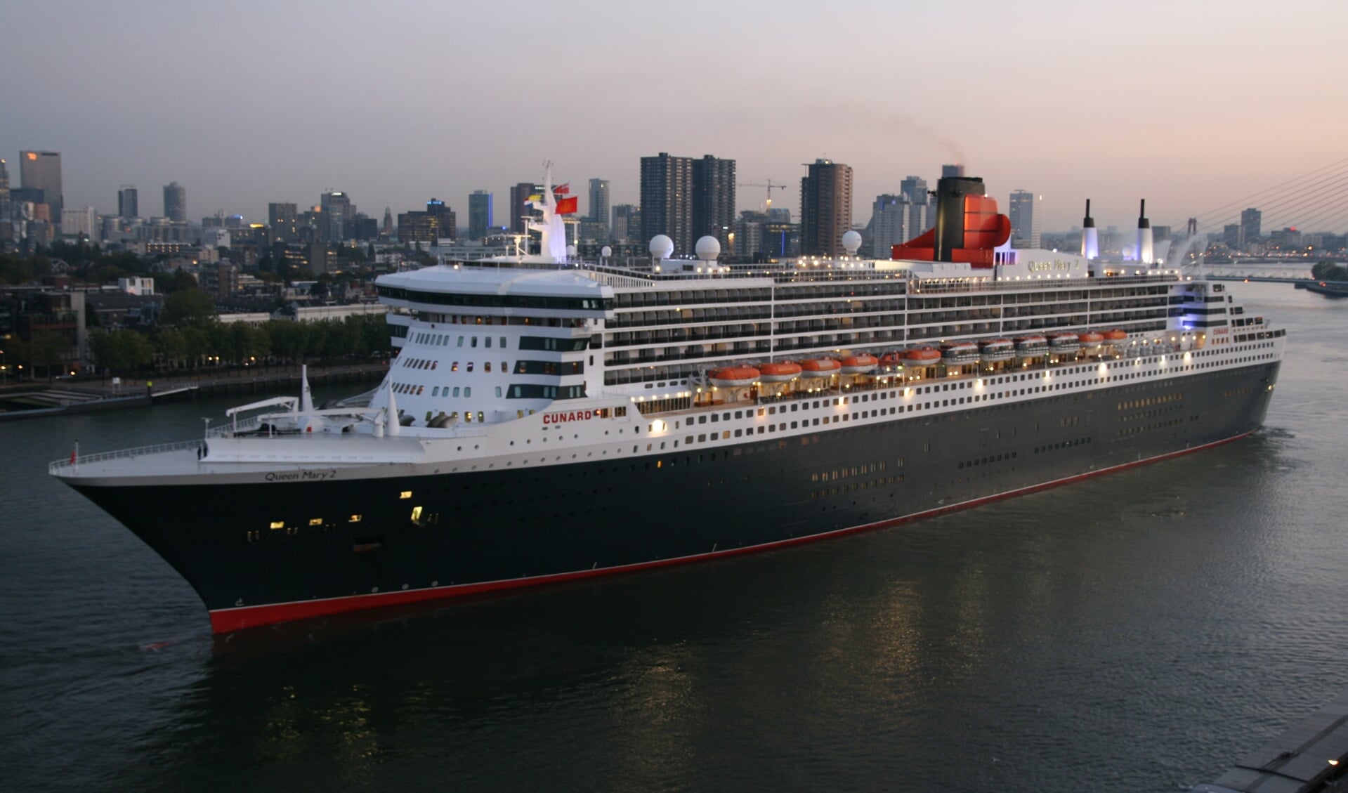 Queen Mary 2 op 11 oktober 2012 in Rotterdam. Foto: Bert Lamers