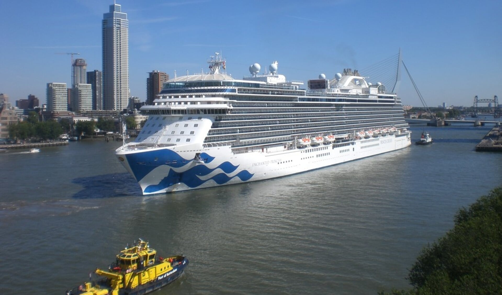 Het Royal-class cruiseschip Enchanted Princess arriveert in Rotterdam. Foto: Dick van Bergem