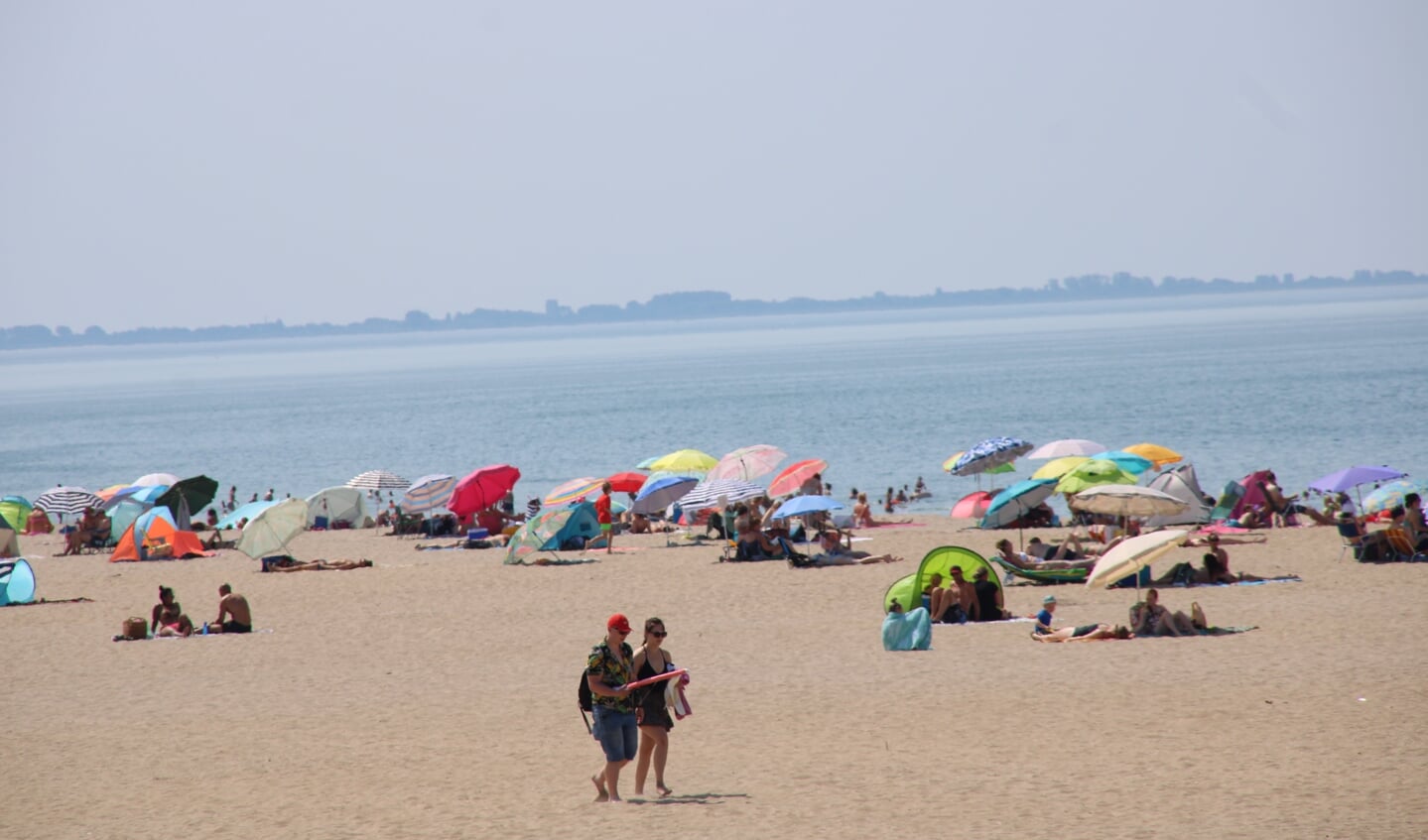 Het strand aan de Maasvlakteboulevard op de Maasvlakte 2. Vele strandgangers zoeken met het tropische weer de zee op voor verkoeling. Foto: AS Media