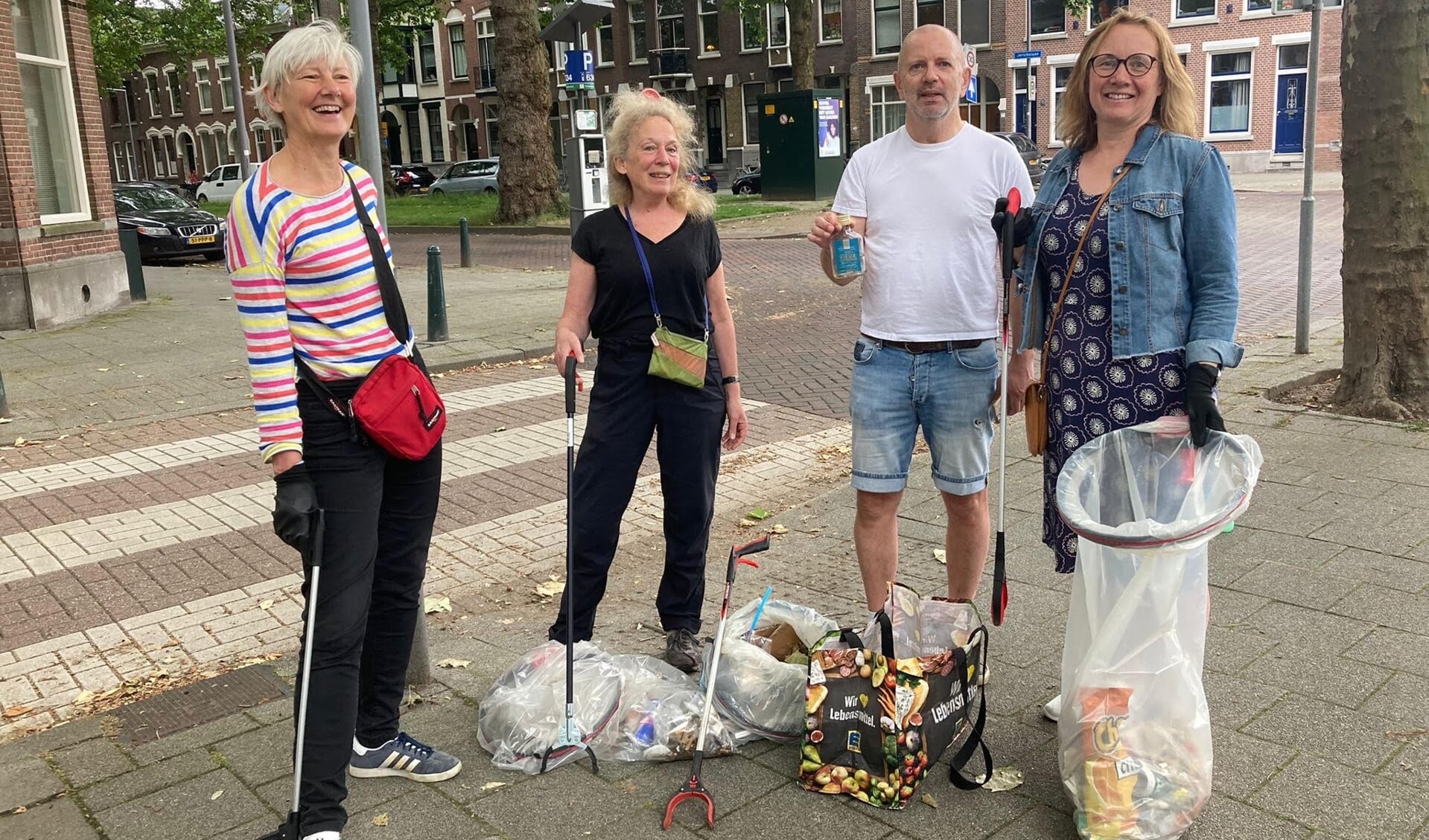 Anneke, Ellen, Jan-Joost en Karin van de Kralingse 'Schoonmaakbende'. .