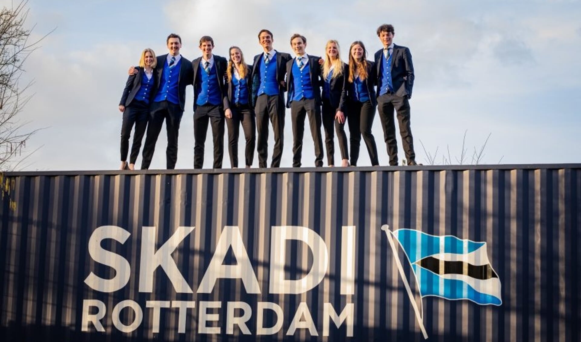 Het Skadi bestuur van 2021/2022. Vanaf links gezien is Niels de derde student in de rij. Foto: Skadi