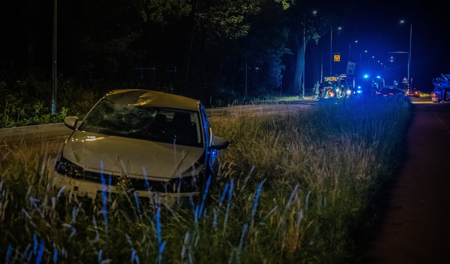 De auto zelf kwam ruim honderd meter verderop in de berm tot stilstand. Foto: Nieuws Op Beeld/Jeffrey Jacobs