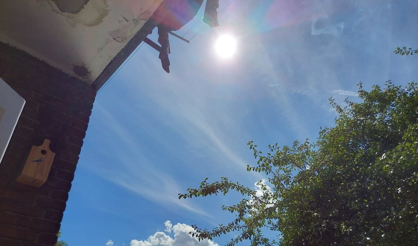 Vandaag zijn er nog wat kleine wolkjes te zien vanaf dit balkon in Carnisse, maar die maken nu al geen enkele kans tegen de zon.