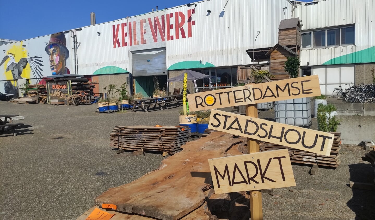 Rotterdams gezaagd hout krijgt op de Stadhoutmarkt krijgt een tweede leven als plank. Foto: pr