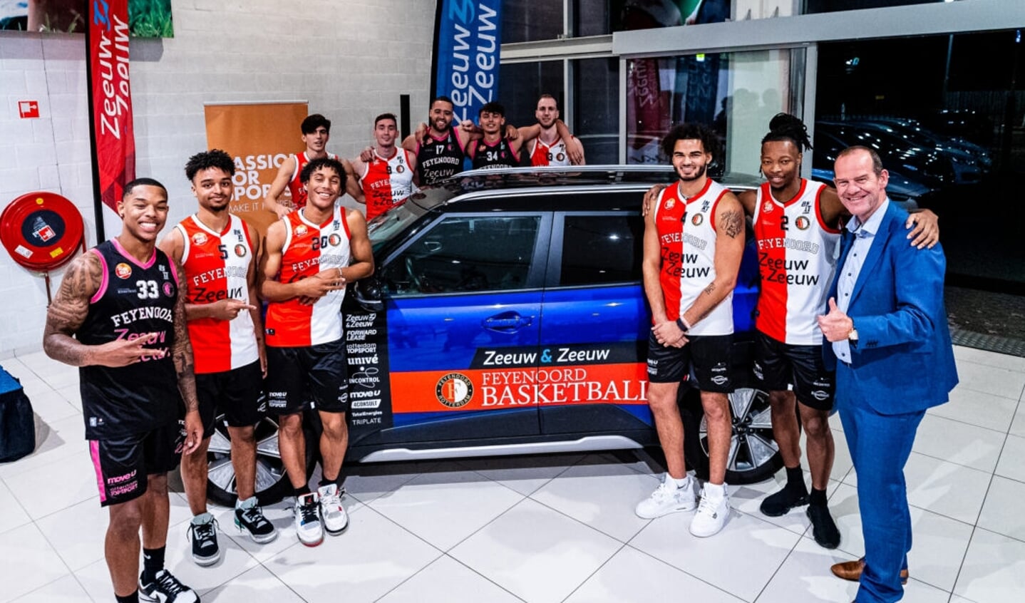 Het nieuwe team van Feyenoord Basketball in de Kia-vestiging van hoofdsponsor Zeeuw & Zeeuw. Foto: Luka de Kruijf