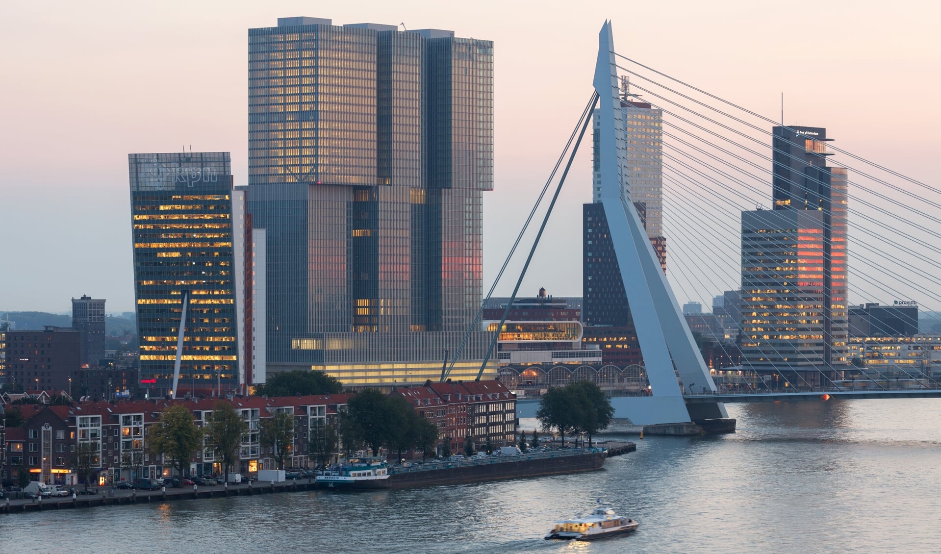 Meer dan 25 jaar na de opening van de Erasmusbrug wil de gemeente Rotterdam een nieuwe brug. Foto: Ossip van Duivenbode/Make it Happen