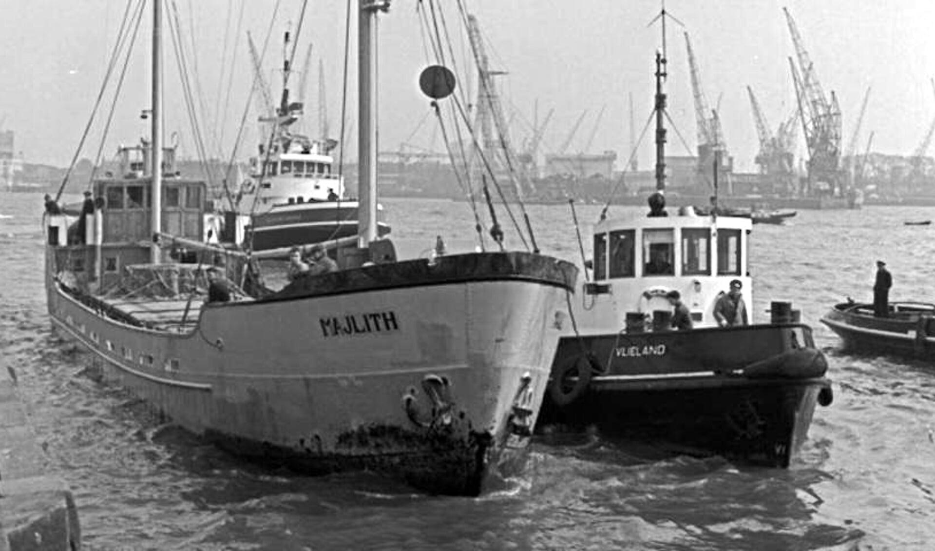 De havensleepboot Vlieland (rechts) van L. Smit & Co Sleepdienst NV. Foto: Gemeentearchief