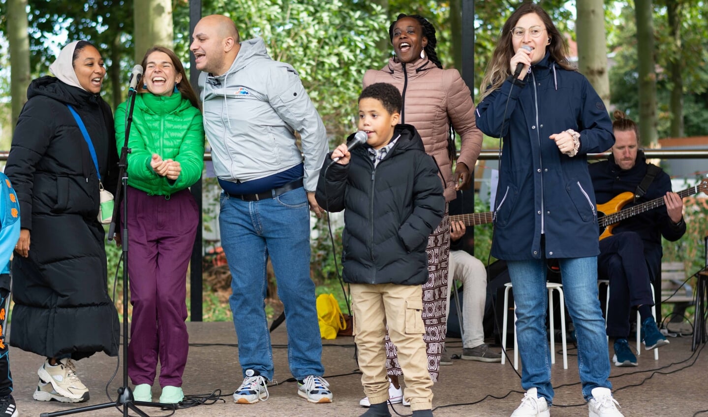 Op het podium stonden maar liefst vier zangers en een danseres, zes muzikanten en een koortje' mensen van 8 tot 50 jaar en van allerlei afkomst. Foto: Mei Oele