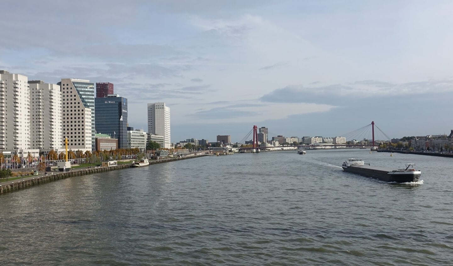  Koninklijke Binnenvaart Nederland (KBN) vindt het schot voor de boeg van wethouder Karremans over de derde brug over de Nieuwe Maas 'verbazingwekkend’'.  Foto: Guilhem Vellut / Wikimedia Commons