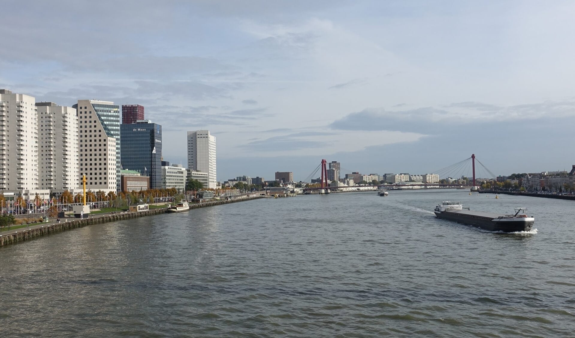  Koninklijke Binnenvaart Nederland (KBN) vindt het schot voor de boeg van wethouder Karremans over de derde brug over de Nieuwe Maas 'verbazingwekkend’'.  Foto: Guilhem Vellut / Wikimedia Commons