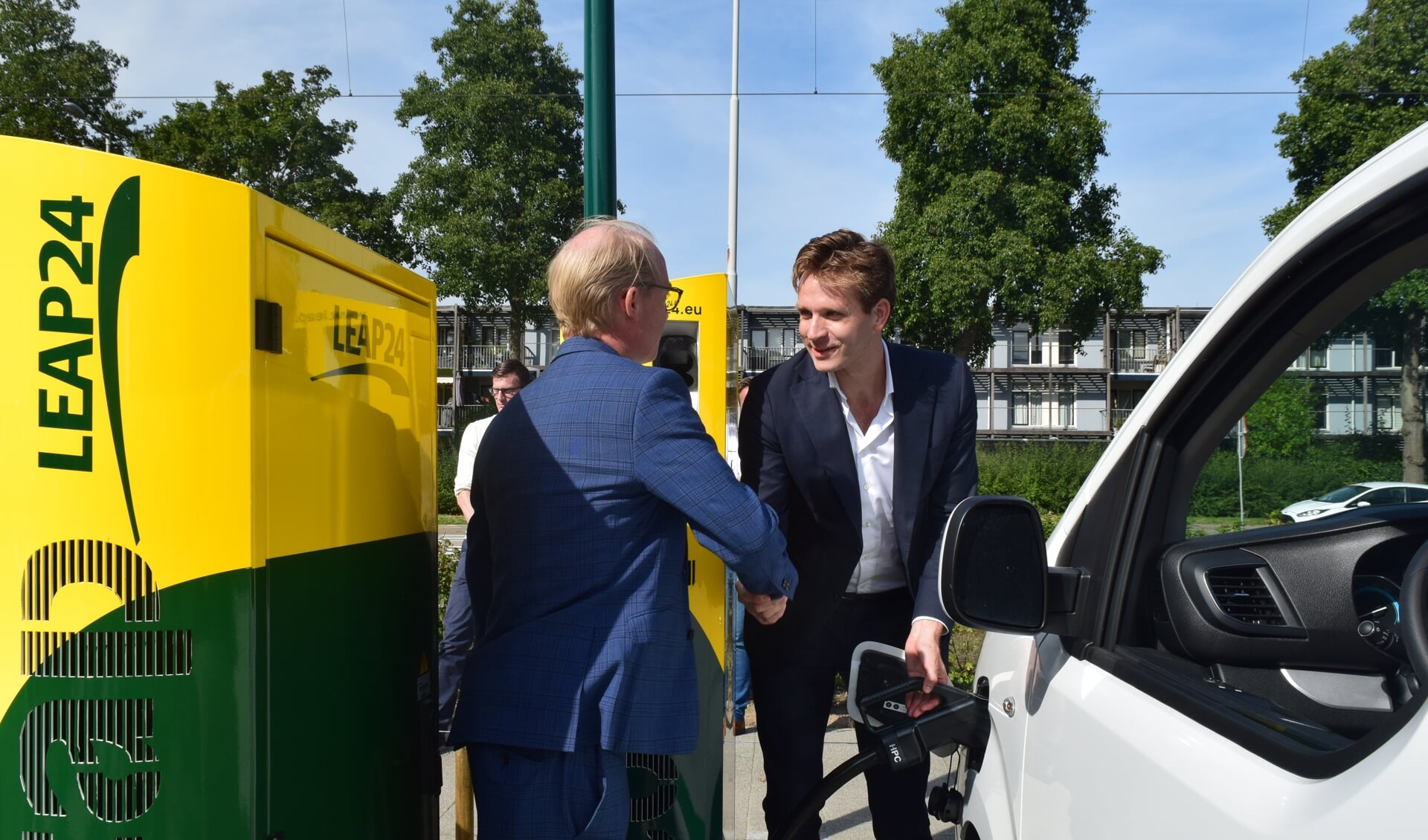 In IJsselmonde is op 12 september het eerste LEAP24 snellaadstation voor bestelwagens en personenauto’s in Rotterdam geopend door wethouder Vincent Karremans en LEAP24-oprichter Pelle Schlichting. Foto's: pr