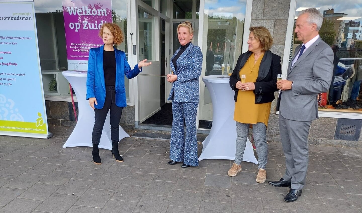 Stans Goudsmit, Marianne van den Anker, Mary Kraat-Olman van de kledingbank en Marco Pastors van NPRZ. Je kunt elke woensdag van 10.00 tot 16.00 uur binnenlopen. Bellen kan gratis via 0800 0802.