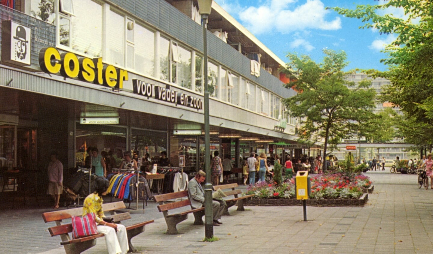 Deze week is het 60 jaar geleden dat Hoogvliet een eigen winkelcentrum kreeg. Foto: Joop van der Hor