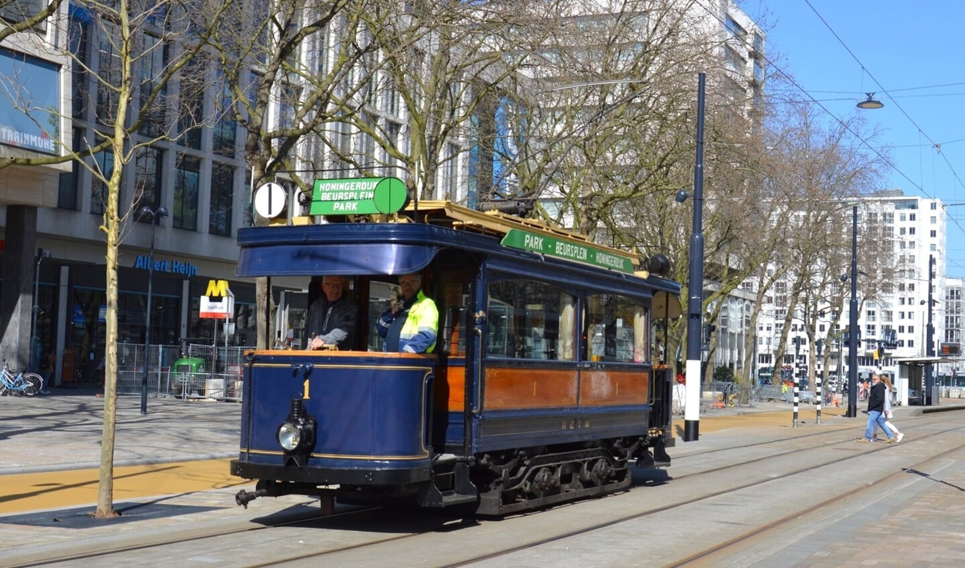 De eerste elektrische tram van Rotterdam uit 1905 op de Coolsingel. Foto: Stichting RoMeO