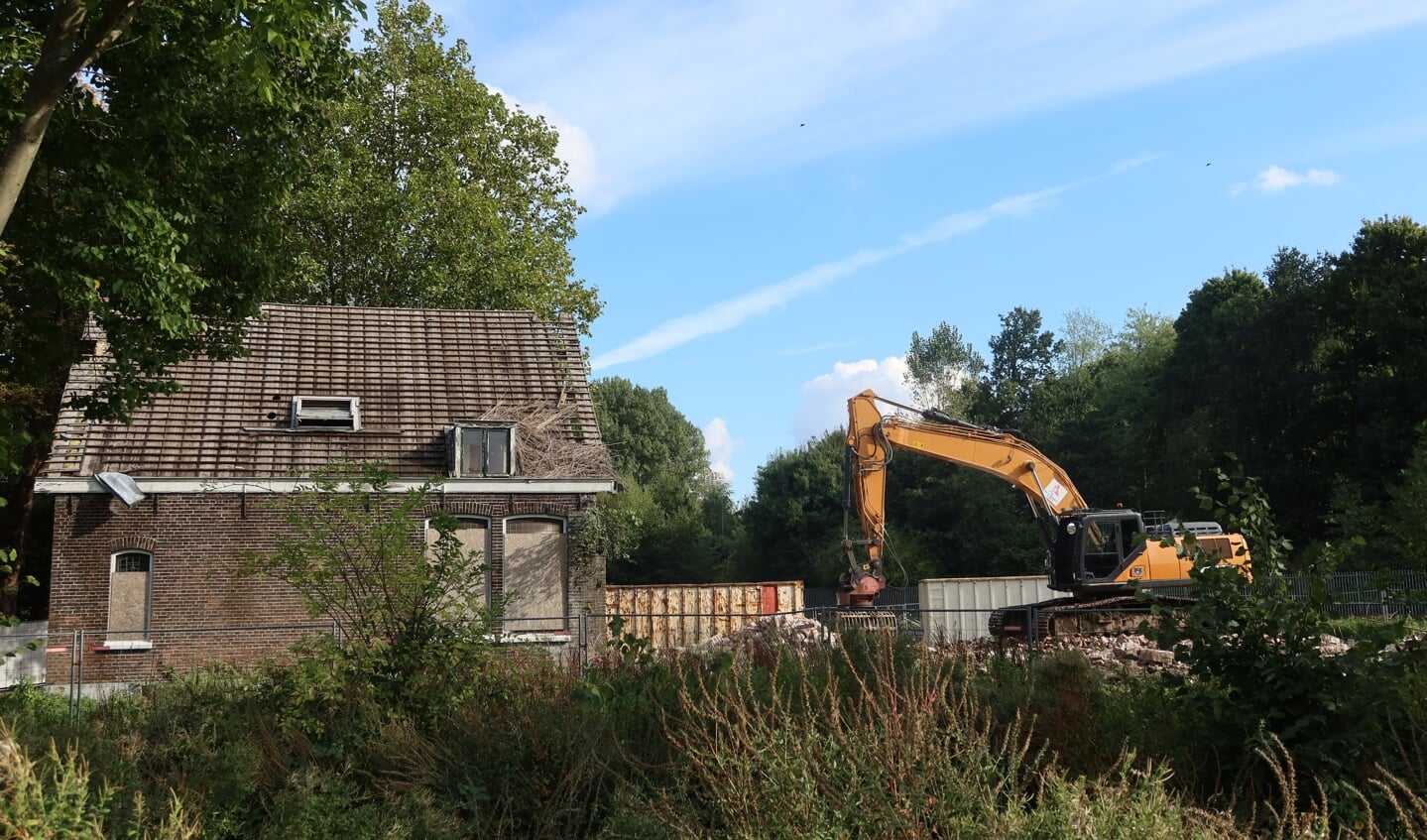 Een gele grijper verpulvert de Voorhoeve van Muyden aan het Toepad in Kralingen. Foto: Marcel Potters
