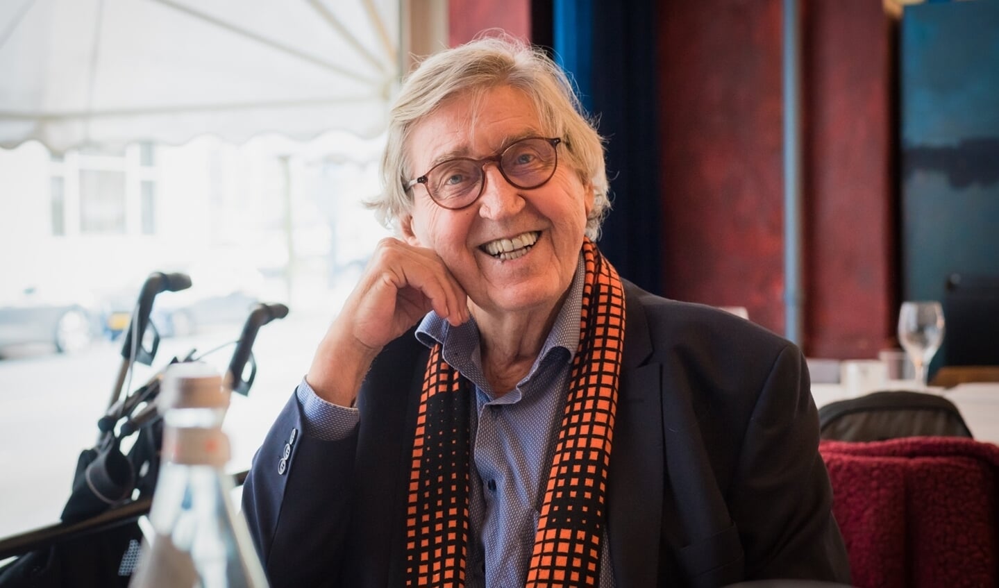 Bram Peper niet lang voor zijn dood tijdens een interview met De Havenloods in café Loos. Foto: Caro Linares