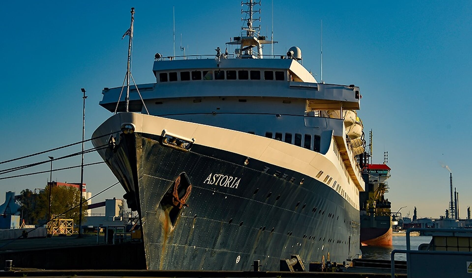 De Astoria nog voordat zij uit de vaart ging, foto uit 2019. Het schip ligt sinds eind 2020 nog steeds aan de kade Waalhaven Noordzijde. Foto: Nicoline Hoogesteger