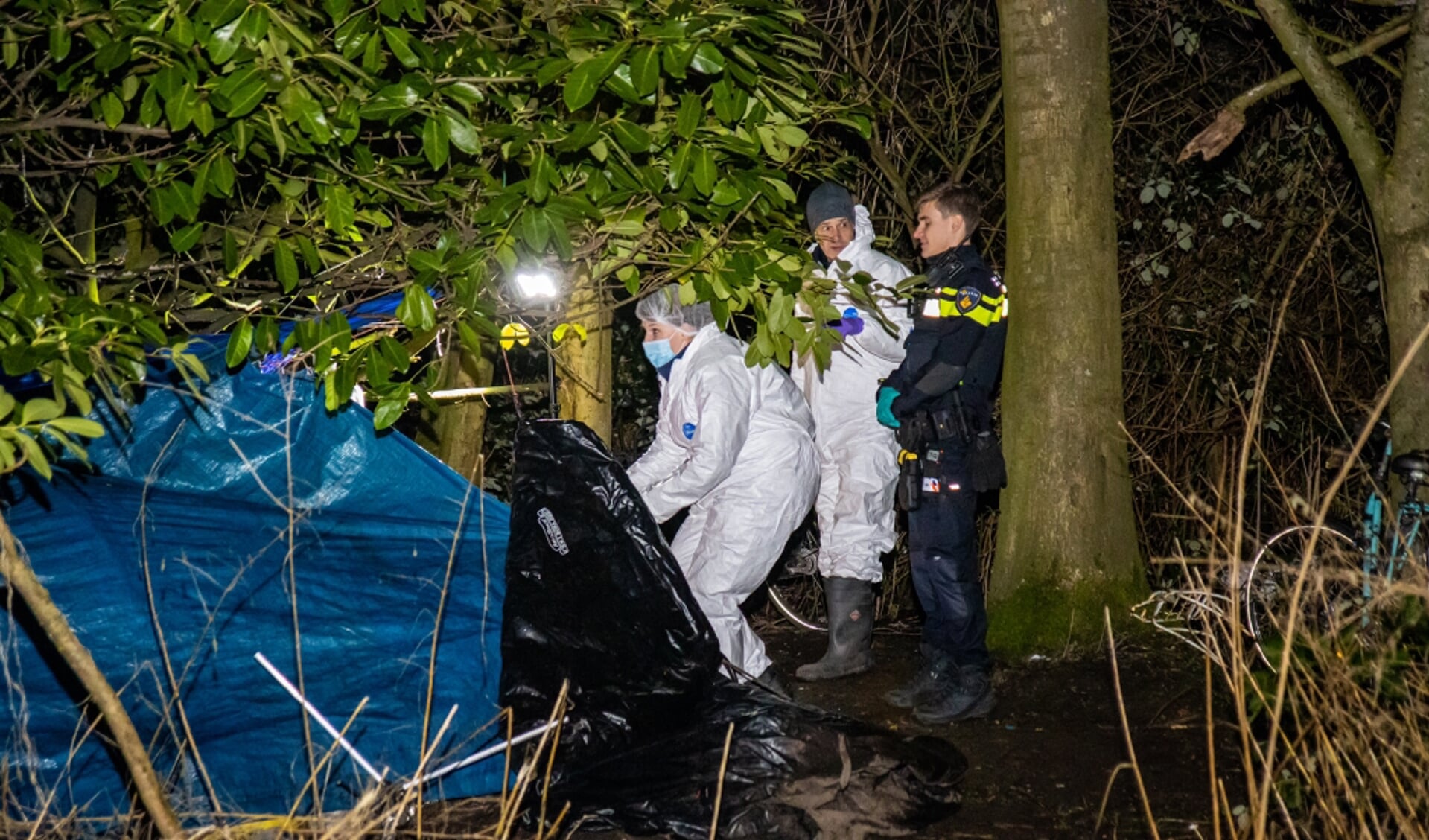 De forensische opsporing van de politie doet onderzoek naar de doodsoorzaak. Foto: Flashphoto.nl